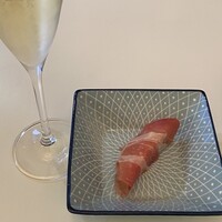 ビストロ フレッシュ - 前菜はキウイの生ハム巻きです