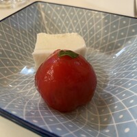 ビストロ フレッシュ - トマトを柚子果汁とハチミツのコンポートにしてます