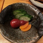 横浜鳥ぎん - 五目釜飯についてくるお漬物。真ん中の赤いのは〝ひょうたん〟って言ってました。ひょうたん！？？！！