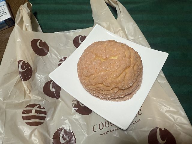 めろんぱん クックハウス あべの橋駅東口店』の「桃のメロンパン」と「ラム