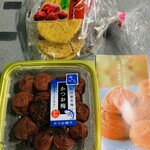 梅翁園 - 料理写真:かつお梅1000円、梅ざらめ割れお得用200円