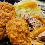 豚菜 - ヒレカツ(近景)(一切れを箸で切っています)