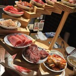 熟成焼肉 肉源 六本木店 - 名物・焼肉10段盛り