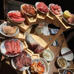 熟成焼肉 肉源 - 名物・焼肉10段盛り