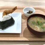 おむすび源ちゃん - えび天むす（税込385円）ともち豚とん汁（税込396円）のセット