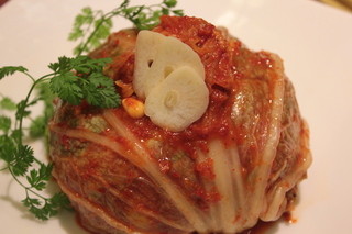 韓食菜炎　ヨンドン - 丸2日かけて漬け込むキムチの王様。『ヨンドンキムチ』白菜の中に海鮮や山菜、16種類の食材が包み込まれています。