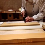 銀座 しのはら - 大将の骨切