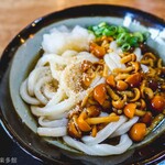 ヨコクラうどん - 中毒性のあるなめこおろしぶっかけ