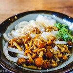 ヨコクラうどん - 中毒性のあるなめこおろしぶっかけ