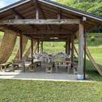 金精川のます池 - 屋外の飲食スペース