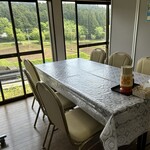 金精川のます池 - 窓側のテーブル席