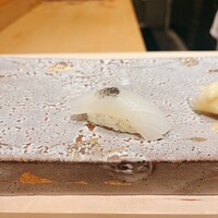 鮨四 -華- - いか。イカスミと塩をフュージョンさせたイカスミ塩。ふんわりかおる。