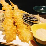 魚吟 新橋店 - 天ぷら！サクサク！エビは人数分、他はシェアです。