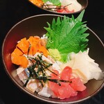 魚吟 - ラストの海鮮丼は小さめの器ですが海鮮しっかりで満足！