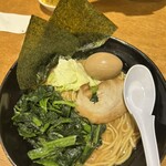 らあめん 万咲 - 豚骨醤油　特大　固め濃いめ普通　TP ほうれん草　味玉