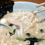 町田商店 - 玉ねぎの中に沈む麺…