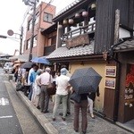 京の米料亭 八代目儀兵衛 - 場所は、京都祇園の中心地、八坂神社の真ん前。四条河原町の交差点から北に３軒目