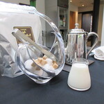 日本料理 TOBIUME - 使わなくても用意される、砂糖・ミルク