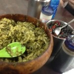 老牌牛肉拉麵大王 - 卓上の高菜など