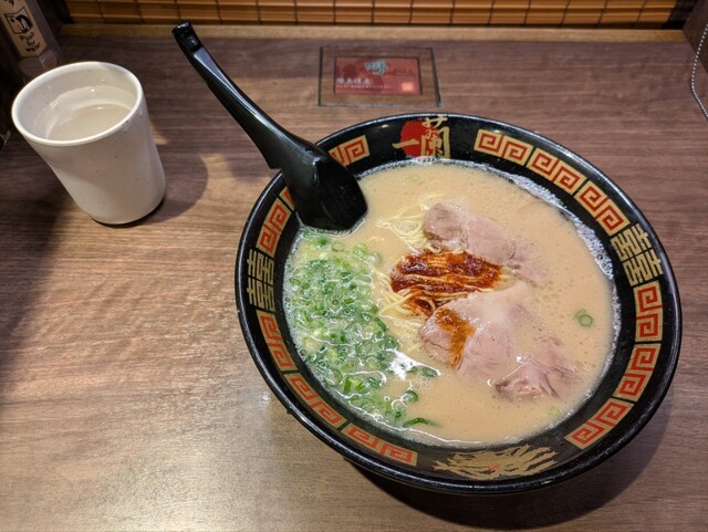 新宿一蘭の待ってるところにある扇風機 0 扇風機 プラスマイナスゼロ テラスファン XQS-K030 特典付