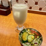 マザーインディア - 単品注文のラッシーとセットのサラダ