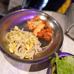  ヒョンチャンプルコギ - キムチとナムルも食べ放題