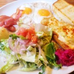 びっくりドンキー - ドンキースペシャルブレックファスト 目玉焼き ポテサラトースト（990円）