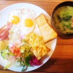 びっくりドンキー - ドンキースペシャルブレックファスト 目玉焼き ポテサラトースト（990円）