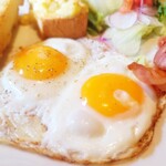 びっくりドンキー - ドンキースペシャルブレックファスト 目玉焼き ポテサラトースト（990円）