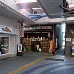 岡田屋 - そんな大垣の街をウロウロしているとターゲット発見！！駅前のロータリー付近を散策していると見つけちゃいました。遠めに暖簾が出ているのが見えます。