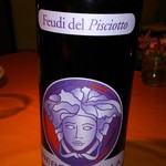 ピノサリーチェ - 南イタリア産ワインの品揃えが豊富。このワインはヴェルサーチがラベルをデザインした赤ワインでブドウはネロダーヴォラ。樽熟成で、旨い。