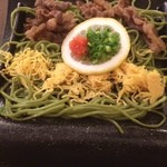 Hagihakkei Ganjima Bessou - 茶そばを瓦で焼いて、甘辛く煮た牛肉と錦糸卵とタレにつけて食べる山口県の郷土料理の瓦そばです。