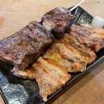 焼とり弁慶 - 牛サガリ300円　豚バラ200円
