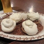 三軒茶屋一丁目食堂 - アミューズ　　　　　　　　　　　　　　　　　　　　　サーモンのマリネ、上のフワフワは新玉ねぎのスプーマ。甘くて美味しい。