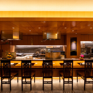 臨場感を味わえるカウンター席