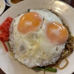 丸千葉 - 焼きそばに目玉焼きトッピング