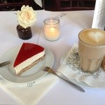 Cafe Norden ApS - チーズケーキとカフェラテ