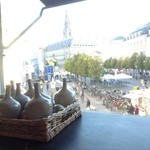 Cafe Norden ApS - 二階からホットドッグの屋台が見える