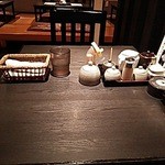 Gyouzanabe A-Chan Kitashinchi - 店内テーブルの上は餃子を頂く際の各種調味料が一杯です。