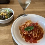 ポポラマーマ - 料理写真:ハーフ トマトとニンニク(600円)、 ハウスワイン白 カラフェ250ml(550円) 