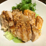 美食同源 銀座小はれ日より - 鶏を特製ダレに付けて