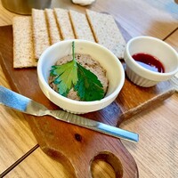 fish&wine BLUE OCEAN GRILL - レバーペースト。クラッカーおいしすぎる！奥のラズベリーソースも最高でした