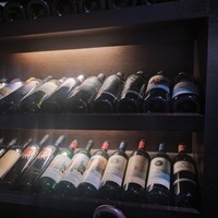IL PINOLO 銀座 - 入り口近くのワインコレクション