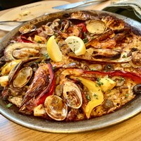 fish&wine BLUE OCEAN GRILL - 牡蠣と海老のパエリア。提供には40分ほどかかるとのことだったのでつまみながら待ち