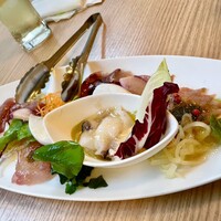 fish&wine BLUE OCEAN GRILL - カルパッチョおいしいのと多くてうれしい