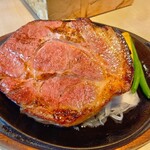 だい食堂 - 名物燻製メガポークステーキ