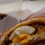 デンマークベーカリー - 卵入りカレーパン