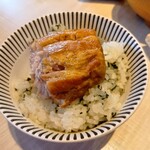 だい食堂 - 角煮オンザわかめごはん(1杯目)
