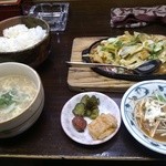 まん吉 - ホルモン定食(900円)