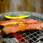 炭火焼肉 とさや - 上カルビ調理中